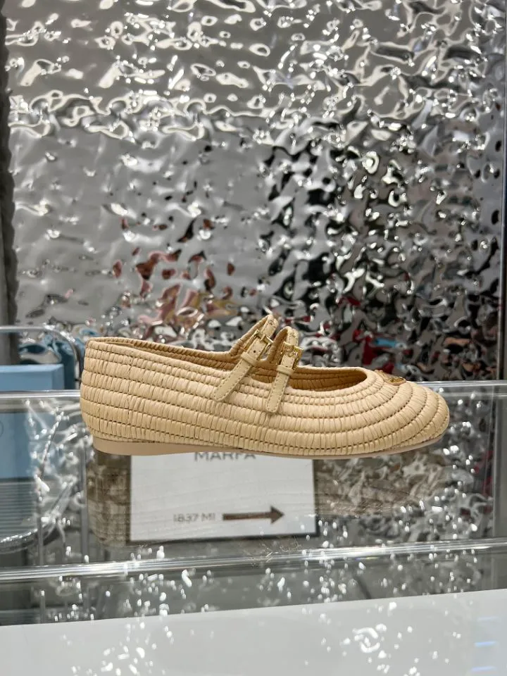 👟👟Ex-factory price 660👟👟 25ss ❤❤PRADA new summer espadrille shoes PRAD summer limited Prada espadrille shoes This time, the ballet shoe silhouette reinterprets the classic from a new seasonal perspective. Prada's summer style reflects the brand's ever-evolving aesthetic 🔥 Softly deconstructed flat silhouettes 🔥 Rooted in a new concept of formal style. 🔥Female elements are reinterpreted with a light attitude, and natural materials enhance the seasonal atmosphere. 🔥Add texture and lazy elegance. The entire pair of shoes has 3888 holes with intricate workmanship. The imported raffia is all hand-woven. The original version is made 1:1. Sizes 35-41 (no rush orders!!!)